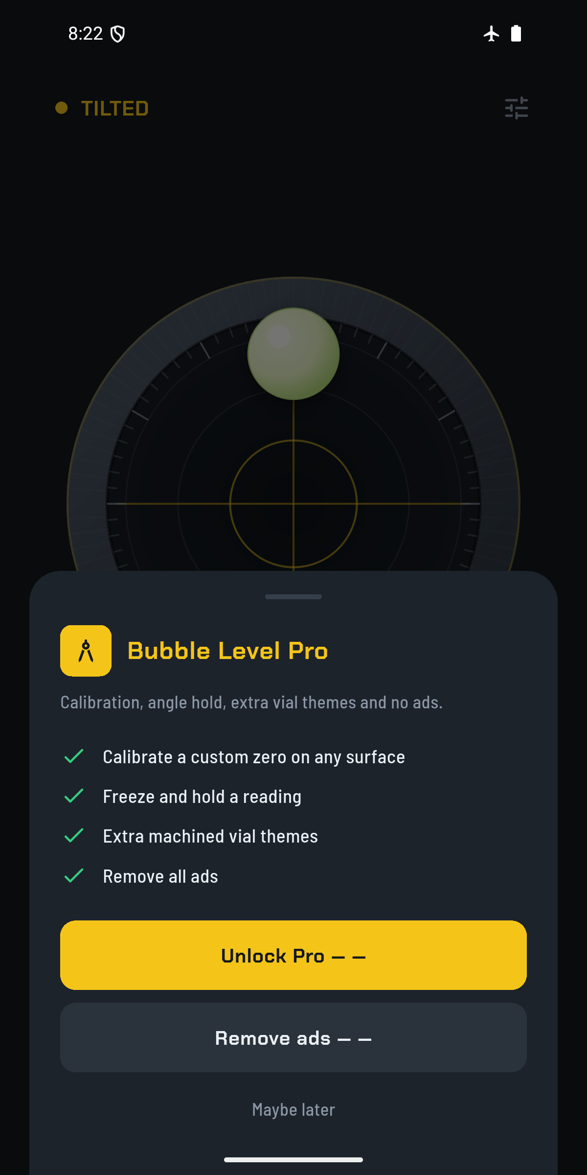 Même application avec la mention TILTED en haut à gauche et un panneau Bubble Level Pro listant ses options, calibrer un zéro personnalisé sur n'importe quelle surface, figer une mesure, thèmes supplémentaires et suppression des publicités, au-dessus de deux boutons jaunes