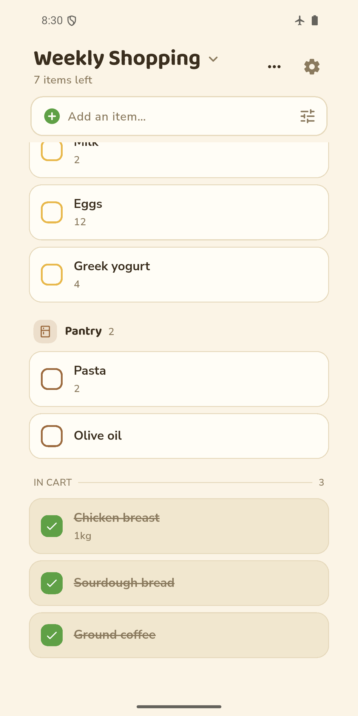 Second écran de la même application, intitulé Weekly Shopping avec la mention 7 items left et un champ Add an item, montrant des articles à cocher puis une section IN CART où Chicken breast, Sourdough bread et Ground coffee apparaissent cochés en vert et barrés