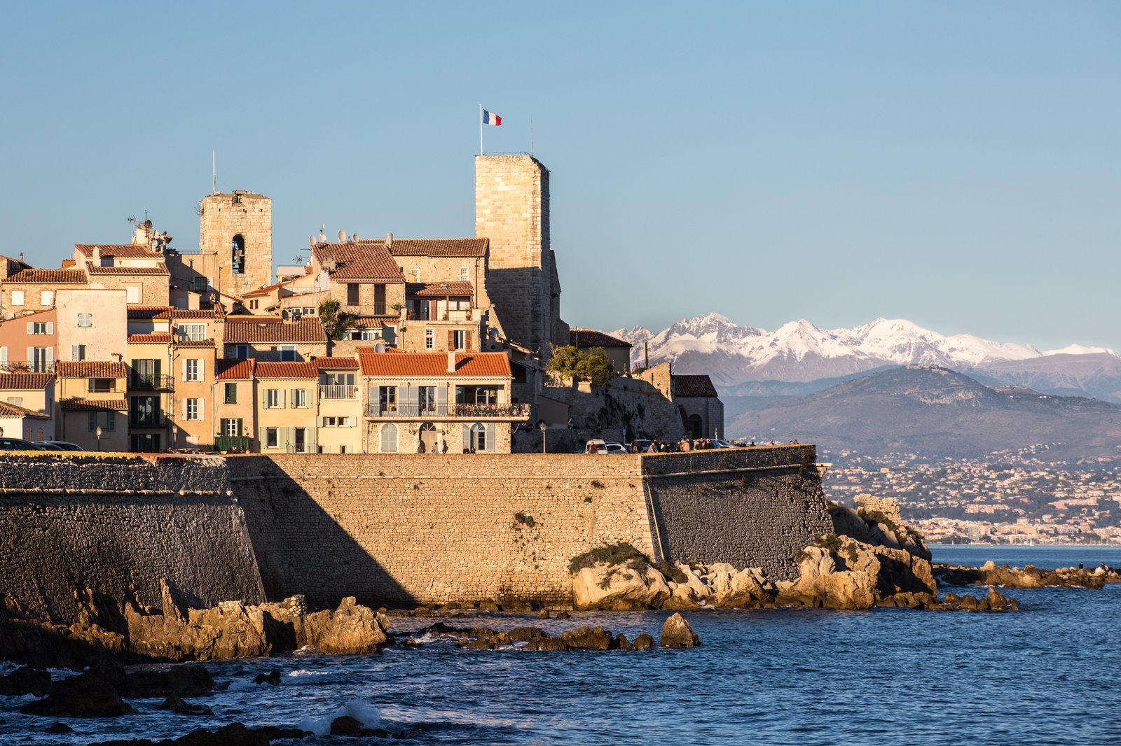 Vue panoramique de la vieille ville d'Antibes en hiver