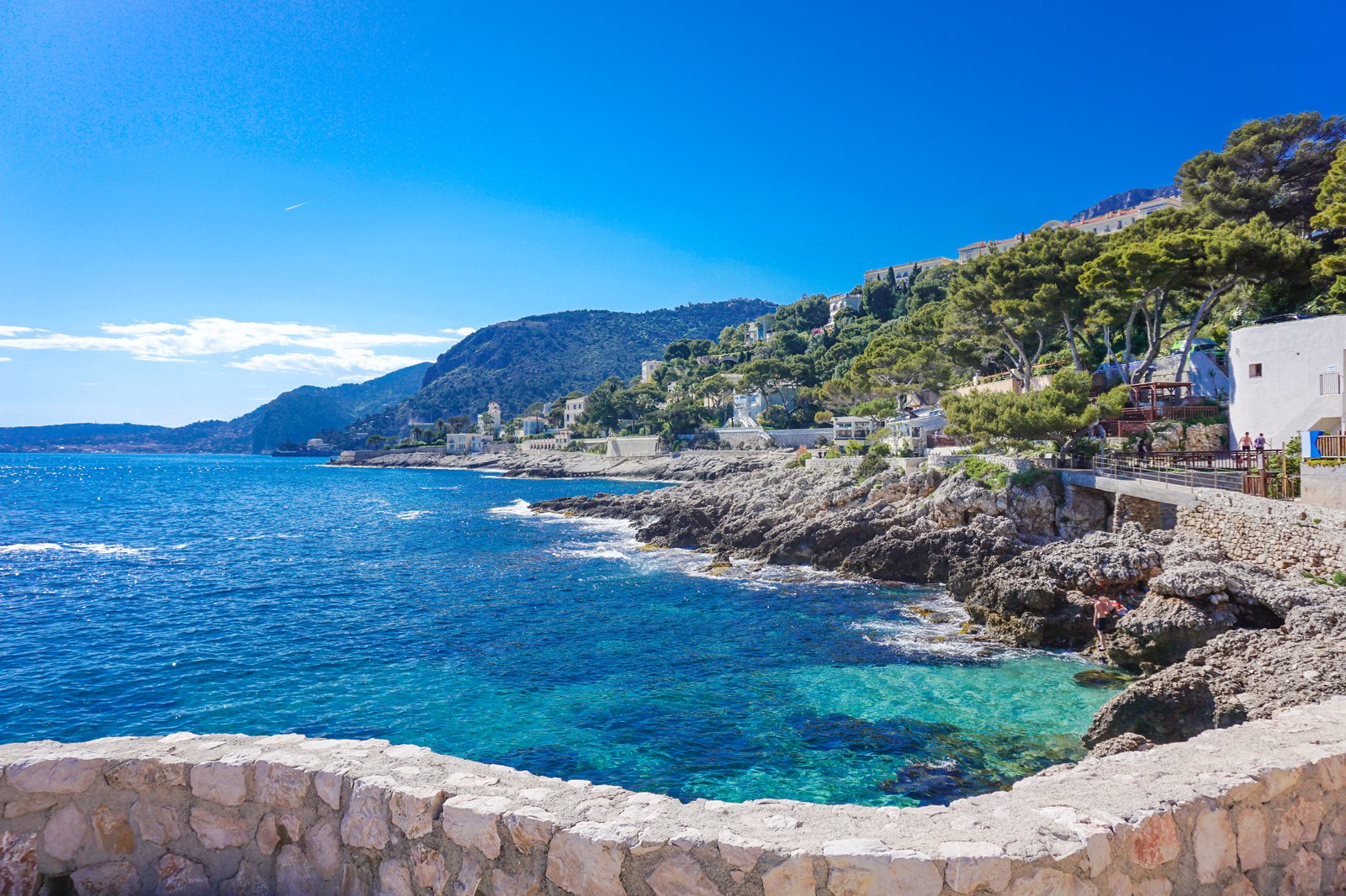 Vue de Cap-d'Ail depuis le sentier du littoral