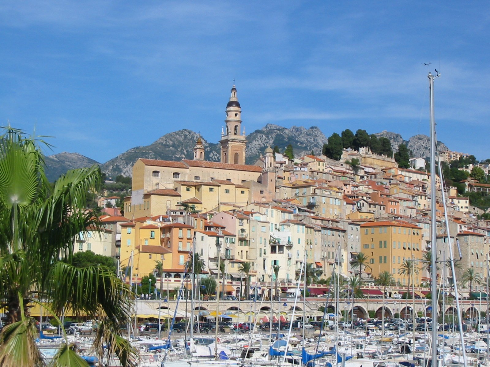 Vue de la vieille ville de Menton depuis le vieux port