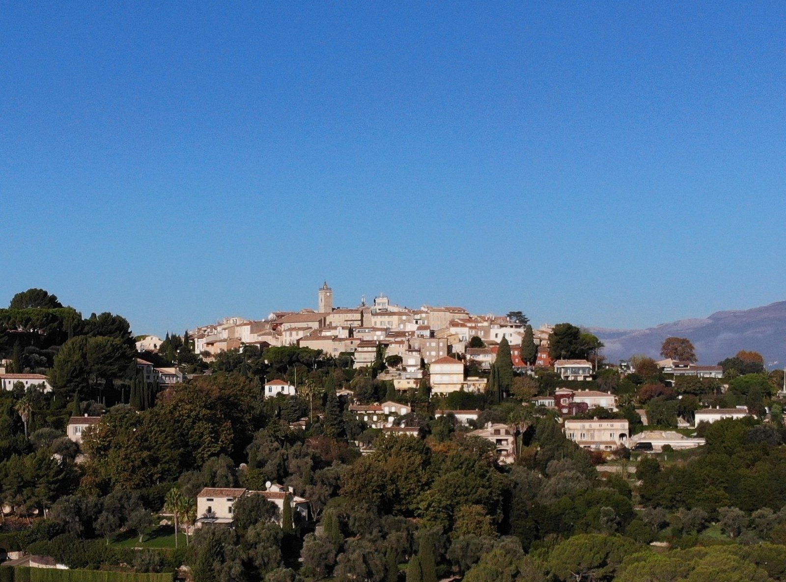 Vue du vieux village de Mougins perché sur sa colline