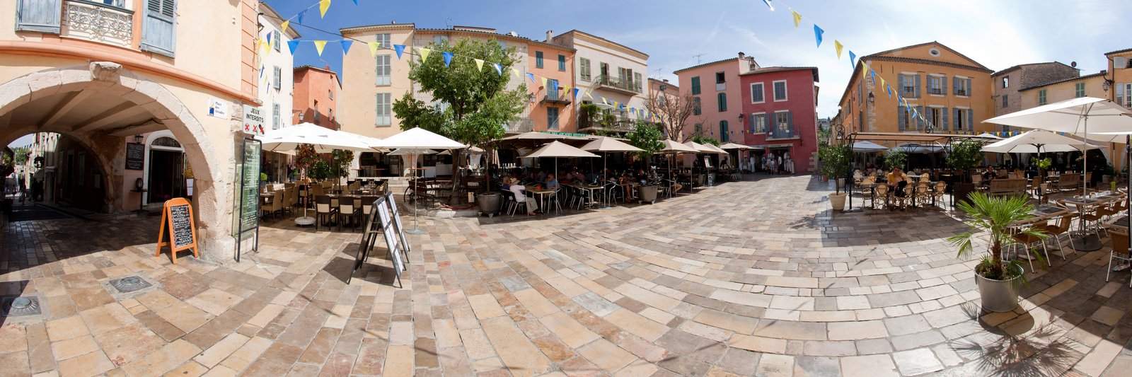 Place des Arcades à Valbonne, village historique de la technopole Sophia Antipolis