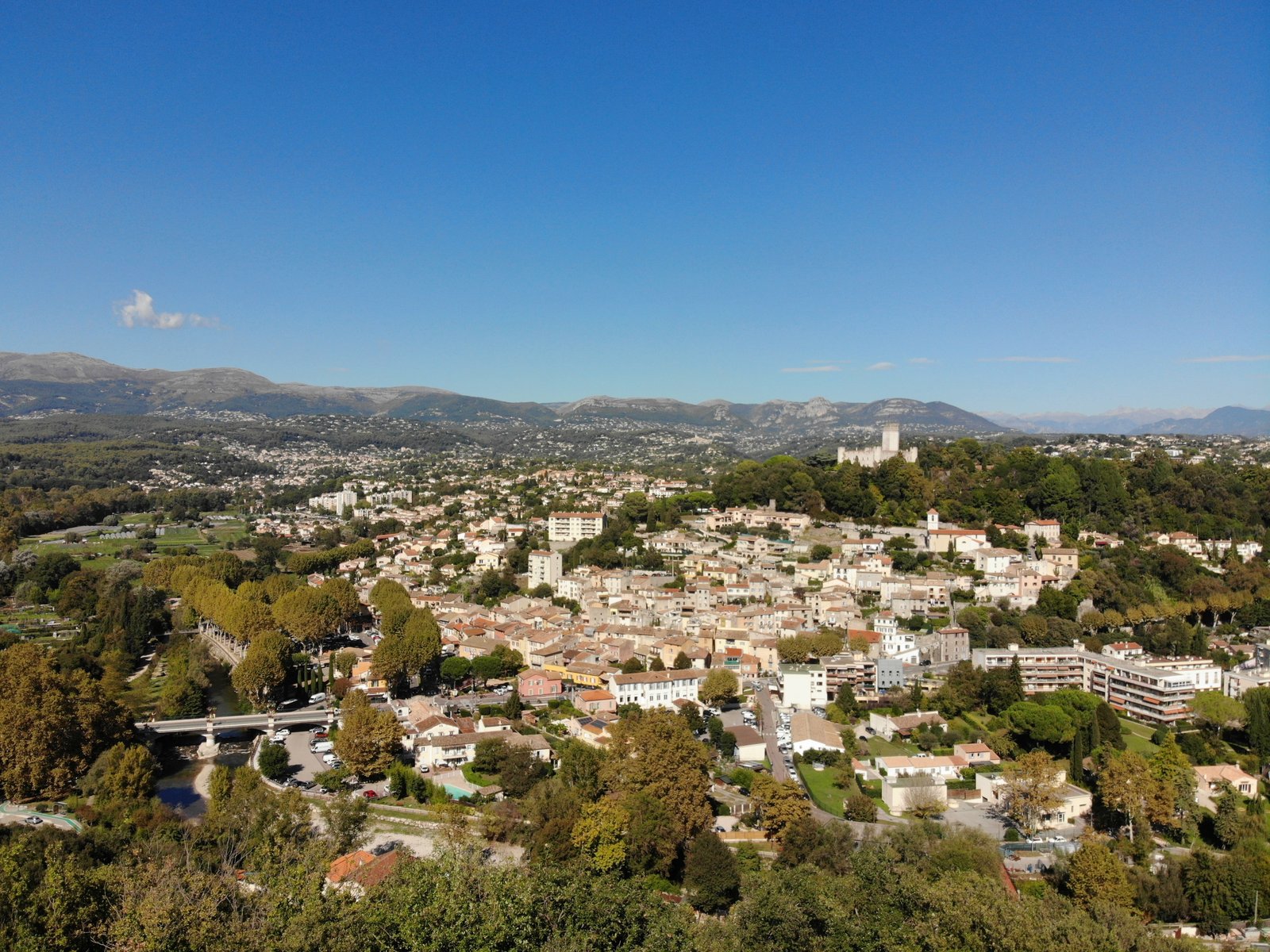 Vue de Villeneuve-Loubet dominée par son château