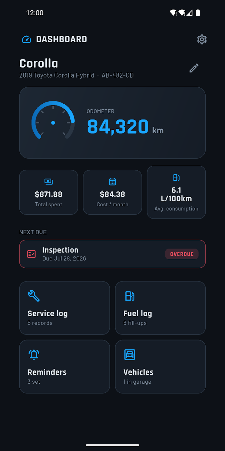 Tableau de bord d'entretien automobile sur fond sombre, indiquant une Corolla de 2019 a 84 320 km, deux cartes de cout total et de consommation aux 100 km, et une ligne Inspection marquee en rouge comme echue